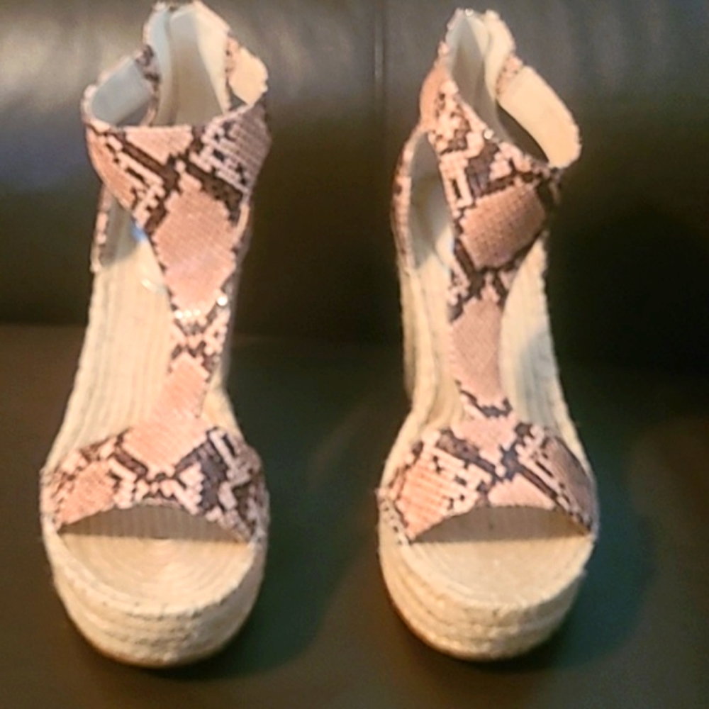Kenneth Cole size 9.5W Wedge Heels Brown and Beige Snake Skin shoes, Heels 4 in.